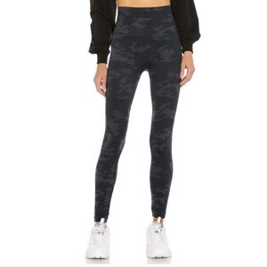 SPANX Look At Me Now Black & Gray Camo Cropped Seamless High Rise Leggings- M